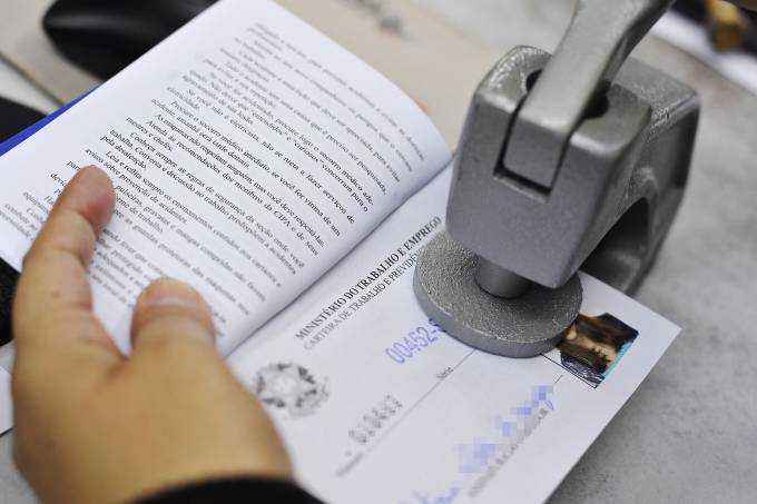 Criada na reforma trabalhista, demissão por acordo cresce 60% no ano